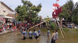 img-title 'Janda' Jadi Hadiah Lomba Panjat Pinang 17-an di Cianjur