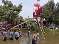 'Janda' Jadi Hadiah Lomba Panjat Pinang 17-an di Cianjur