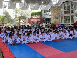 Para Pelajar Adu Karate di Bogor, Meriahkan HUT ke-79 RI