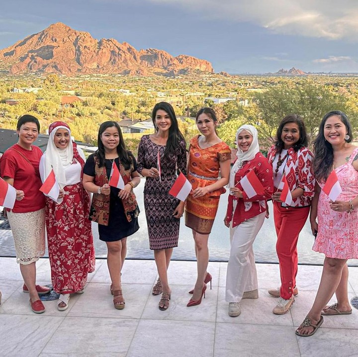<p>Farah Quinn membagikan potretnya bersama para sahabat ketika mereka kompak mengenakan busana bertema Indonesia, mulai dari batik hingga baju bernuansa merah-putih. (Foto: Instagram @farahquinnofficial)</p>