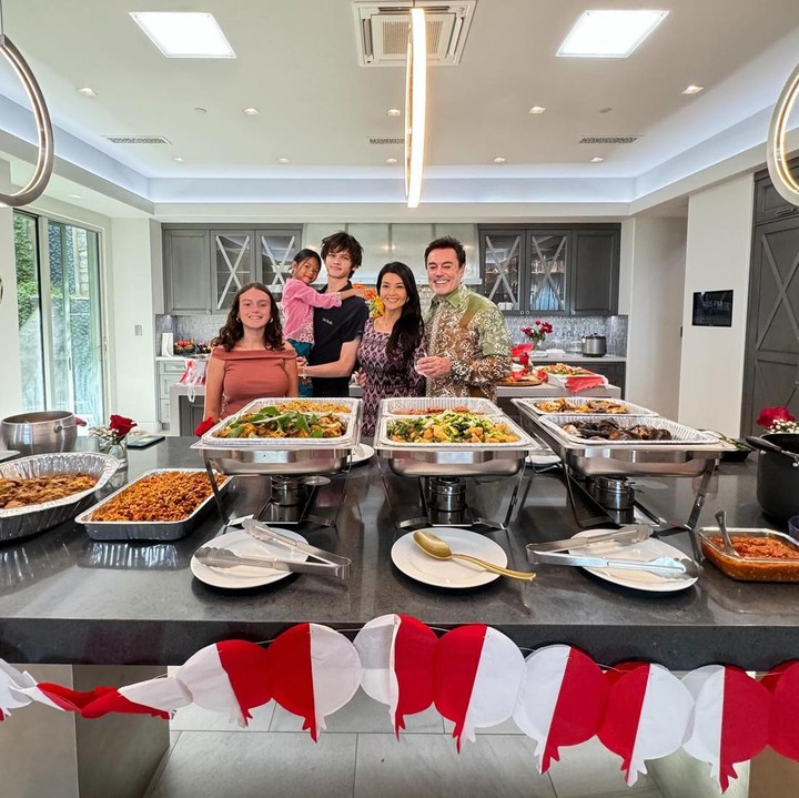 <p>Farah Quinn mengatakan sangat menikmati momen HUT RI bersama keluarga dan para sahabat di AS. <em>"It was a day filled with delicious food, lively conversations, and endless laughter!</em> Seruuu! (Ini adalah hari yang dipenuhi dengan makanan lezat, obrolan penuh semangat, dan tawa yang tiada henti!)," ucapnya. (Foto: Instagram @farahquinnofficial)</p>
