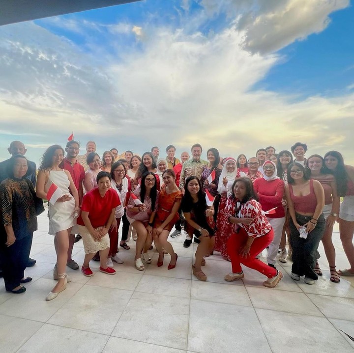 <p>Farah Quinn membagikan potret keseruannya saat merayakan HUT RI yang ke-79 di Arizona bersama keluarga. Ia juga berkumpul bersama para sahabat dari Indonesia, Bunda. <em>"We had a wonderful time celebrating Indonesian Independence Day with Indonesian friends at our AZ home yesterday </em>(Kami menghabiskan waktu menakjubkan saat merayakan Hari Kemerdekaan Indonesia bersama teman-teman Indonesia kami di rumah kami yang berada di Arizona kemarin)<em>,</em>" tulisnya di keterangan foto. (Foto: Instagram @farahquinnofficial)</p>