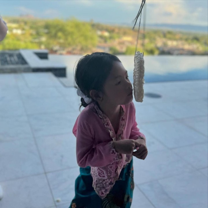 <p>Tak hanya menyantap kuliner Nusantara, Farah Quinn juga mengajak keluarganya untuk ikut serta dalam perlombaan 17 Agustus, termasuk lomba makan kerupuk. (Foto: Instagram @farahquinnofficial)</p>