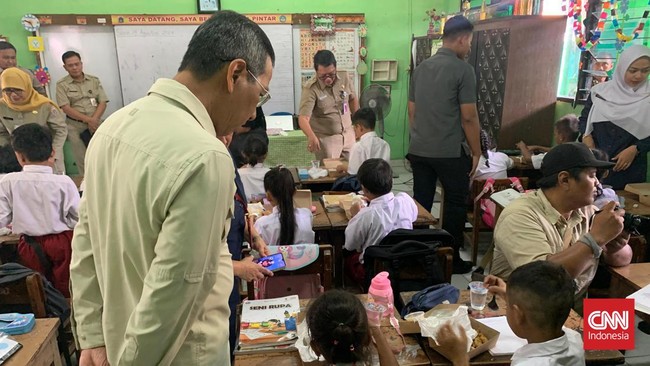 Pj Gubernur DKI Jakarta Heru Budi Hartono menggunakan anggaran operasional gubernur dalam membagikan makan bergizi cuma-cuma di SDN Cideng 07 Gambir, Jakpus.