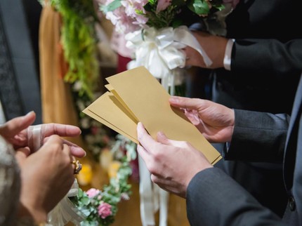 Setahun Berlalu, Pasangan Pengantin Tetap Tagih Tamu Undangan Amplop Kondangan