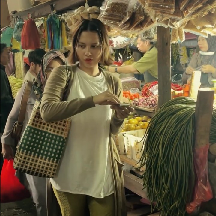 <p>Aktris Indah Permatasari sering membagikan momen saat belanja di pasar tradisional melalui unggahan di Instagram. Beberapa waktu lalu, Indah pernah mengungkap alasannya turun langsung untuk belanja ke pasar. "Pagi ini belanja ke pasar dulu buat nyetok untuk beberapa hari kedepan," tulisnya di Instagram. Saat belanja ke pasar, Indah sering kali mengenakan pakaian sederhana. Ia tampak tidak risih saat memilih bahan makanan sendiri dan tawar-menawar berbelanja. (Foto: Instagram @indahpermatas)</p>