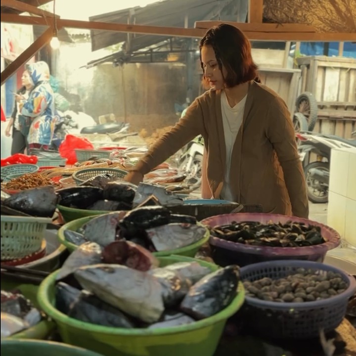 <p>Indah langsung memilih sendiri bahan makanan yang akan dibelinya di pasar. Ia tampak tak risih saat tawar-menawar berbelanja ikan segar di pasar. (Foto: Instagram @indahpermatas)</p>