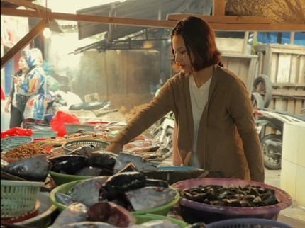 5 Potret Indah Permatasari Belanja di Pasar Tradisional, Gaya Sederhananya Dipuji Netizen