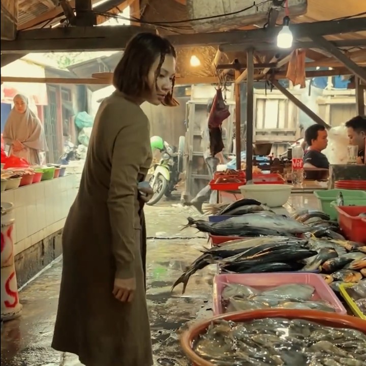 <p>Aktris Indah Permatasari belum lama ini membagikan video saat dirinya tengah belanja di pasar tradisional. Istri Arie Kriting ini tampaknya sudah sering belanja di pasar untuk menyiapkan stok bahan makanan di rumah, Bunda. "Pagi ini belanja ke pasar dulu buat nyetok untuk beberapa hari kedepan," tulisnya di Instagram. (Foto: Instagram @indahpermatas)</p>