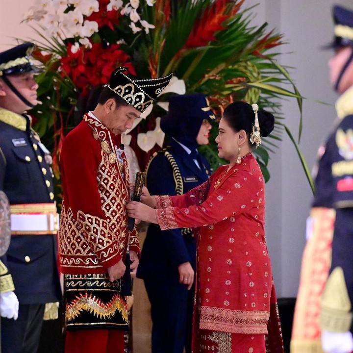 <p>Di tahun ini, Presiden Jokowi menghadiri Upacara Hut RI ke-79 dengan memakai baju adat Banjar, Baamar Galung Pancar Matahari, yang berasal dari Kalimantan Selatan. Pakaiannya terbuat dari kain beledu atau beludru yang mencerminkan kemewahan, dilengkapi dengan elemen berlapis manik-manik dan berhiaskan simbol naga. Sementara itu, Iriana memakai pakaian yang merupakan hasil kolaborasi dari berbagai pakaian tradisional daerah di Indonesia. (Foto: BPMI Setpres/Muchlis Jr.)</p>