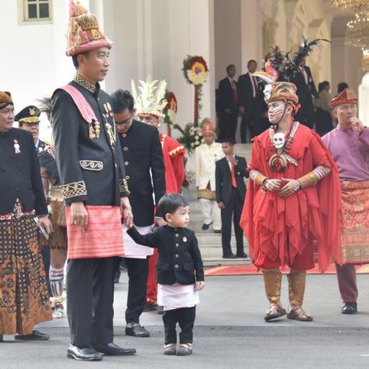 <p>Peringatan Hari Ulang Tahun Republik Indonesia (HUT RI) digelar secara meriah dari tahun ke tahun. Di momen upacara bendera, Presiden RI Joko Widodo kerap hadir mengenakan busana adat Indonesia. Seperti ketika menghadiri Upacara HUT RI ke-73 pada tahun 2018, Jokowi tampil mengenakan busana adat Minangkabau, Sumatera Barat. (Foto: Dok. Setkab Presiden/Humas/Deni)</p>