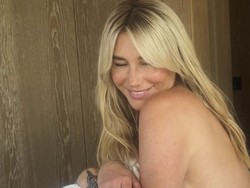Kesha Pamer Foto Tanpa Busana, Ngaku Bosan Pakai Baju