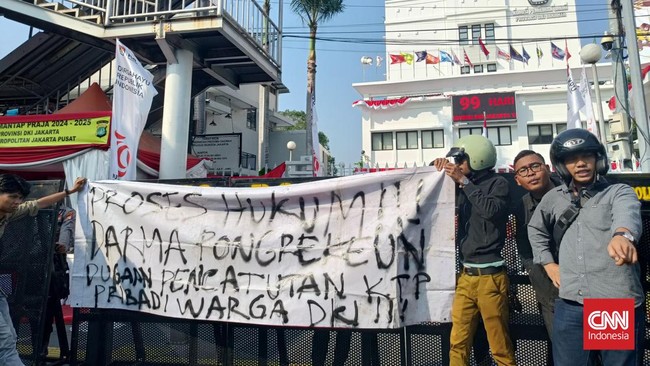 Sejumlah penduduk meminta KPU DKI Jakarta membatalkan pencalonan Dharma Pongrekun-Kun Wardana imbas dugaan pencatutan NIK di Pilgub Jakarta 2024.