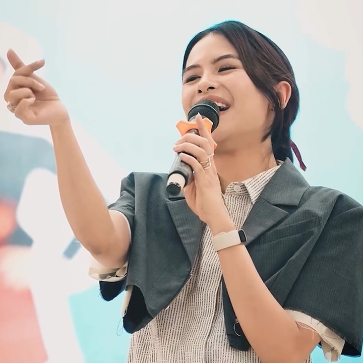 <p>Di kesempatan itu, Maudy Ayunda memakai kemeja putih yang ditutupi dengan<em> crop outer.</em> Ia juga memakai<em> mini flare skirt</em> berwarna abu-abu yang senada dengan atasannya. (Foto: Instagram @maudyayunda)</p>