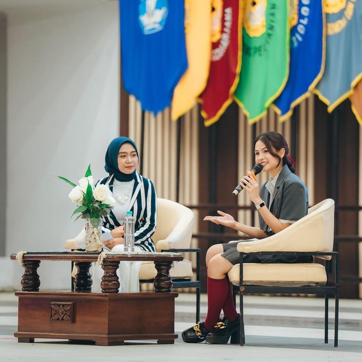 <p>Maudy Ayunda juga mengenakan <em>plaftorm shoes</em> bergaya <em>vintage</em> yang dilengkapi dengan kaos kaki setinggi lutut untuk menambah kesan <em>school girl.</em> (Foto: Instagram @maudyayunda)</p>