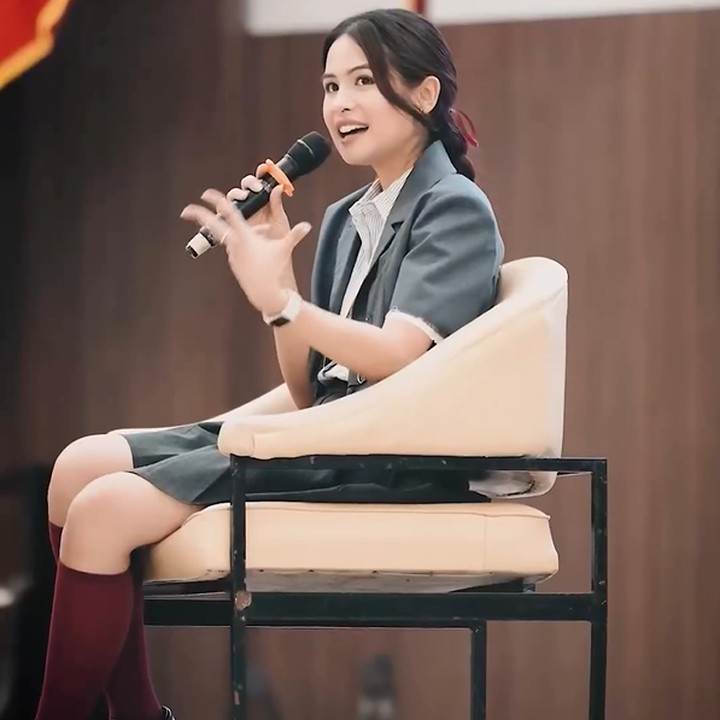 <p>Di kesempatan itu, Maudy Ayunda menjadi pembicara yang membawakan topik inspiratif di hadapan para mahasiswa baru. Maudy tampil memesona dengan <em>outfit</em> yang mencuri perhatian. (Foto: Instagram @maudyayunda)</p>