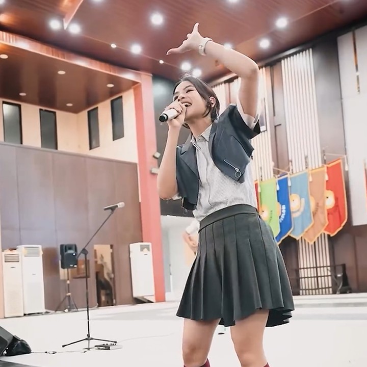 <p>Penampilan Maudy saat menghadiri acara tersebut membuatnya dibanjiri komentar. Tak sedikit yang menilai gaya busananya seperti <em>outfit</em> di drama Korea. "Outfitnya drakor bangettt," kata @truthsitum****. "Cucok banget gak sih.. Suami kak Maudy juga kan Oppa," sahut @uci_la*** (Foto: Instagram @maudyayunda)</p>