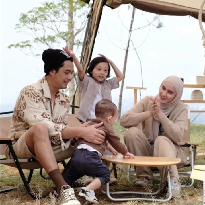 <p>Miqdad dan Isel punya hobi unik, yakni sering camping bareng kedua anak mereka, Arzanel Marzou Addausy yang akrab disapa Zou dan Arzebian Niversa Addausy atau Zeb. Momen camping keluarga ini sering dibagikan keduanya di media sosial, Bunda. (Foto: Instagram @miqdadsy/ @iselfricella)</p>