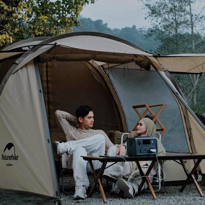 <p>Camping bisa menjadi salah satu cara quality time unik untuk meningkatkan bonding dengan anak. Aktivitas ini juga dilakukan oleh pasangan artis Miqdad Addausy dan Isel Fricella. (Foto: Instagram @miqdadsy/ @iselfricella)</p>
