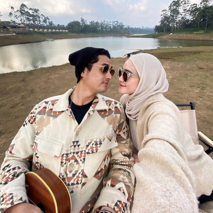 <p>Saat camping, Miqdad dan Isel tak lupa mengabadaikan momen dengan kamera. Pasangan ini sering mengunggah foto dan video aesthetic yang memperlihatkan keindahan alam, termasuk pepohonan hijau dan danau. (Foto: Instagram @miqdadsy/ @iselfricella)</p>