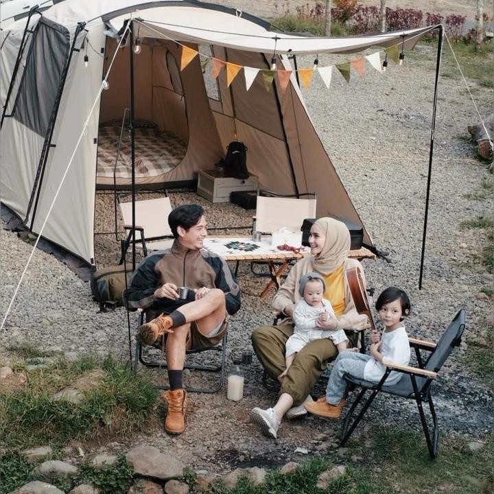 <p>Pasangan yang menikah pada 27 Januari 2019 ini tampaknya sengaja memilih camping untuk quality time. Keduanya ingin mengenalkan alam bebas pada Zoe dan Zeb. (Foto: Instagram @miqdadsy/ @iselfricella)</p>