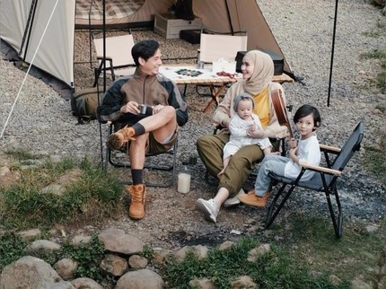 7 Potret Pasangan Seleb, Miqdad dan Isel yang Hobi Camping Bareng Anak