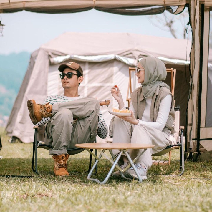 <p>Saking suka dengan camping, pasangan ini pernah ikut Camp Festival di tahun 2023. Miqdad dan Isel sangat senang ikut acara ini karena bisa bertemu dengan banyak keluarga baru yang memiliki hobi sama, Bunda. (Foto: Instagram @miqdadsy/ @iselfricella)</p>