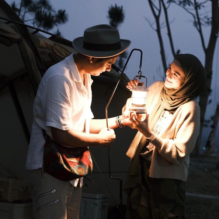 <p>Bagi Miqdad dan Isel, camping menjadi momen spesial di mana mereka bisa banyak bertukar pikiran. Suasana camping yang tenang juga cocok untuk mengobrol, Bunda. "Buat kita mengobrol yg lebih syahdu ya di tempat camping," tulis Miqdad dalam salah satu unggahan di Instagram. (Foto: Instagram @miqdadsy/ @iselfricella)</p>