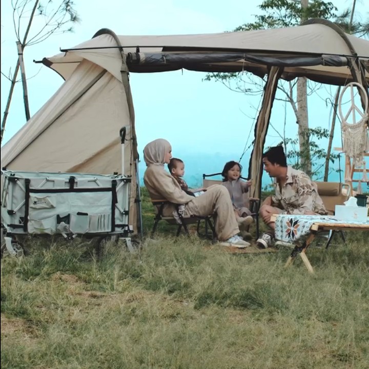 <p>Camping yang dilakukan Miqdad dan Isel cukup sederhana. Keduanya hanya membawa tenda besar, meja, kursi lipat, serta peralatan masak sederhana. Semua perlengkapan tersebut digunakan keduanya dengan maksimal agar camping tetap nyaman. (Foto: Instagram @miqdadsy/ @iselfricella)</p>