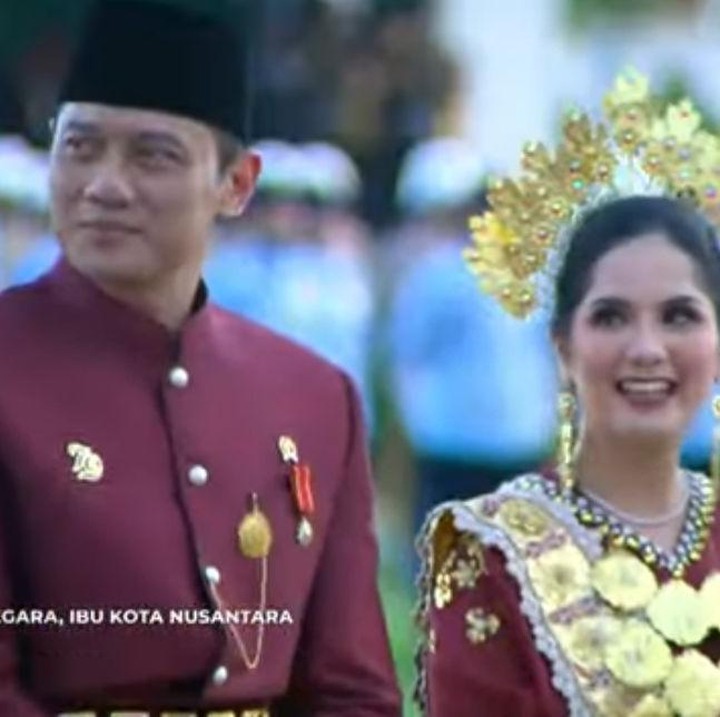 <p>Pemberian hadiah sepeda dengan busana adat terbaik juga ada dalam rangkaian acara upacara penurunan bendera  merah putih. Empat orang yang beruntung adalah Alpiansyahrechza, Widia, Menteri ATR/Kepala BPN Agus Harimurti Yudhoyono (AHY), dan Annisa Pohan. (Foto: YouTube Sekretariat Presiden)</p>