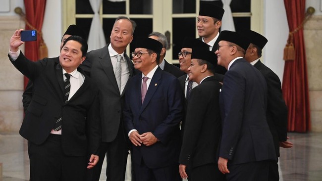 Plt. Ketua Umum Partai Golkar Agus Gumiwang Kartasasmita memanggil Bahlil Lahadalia dengan sapaan 'ketua umum' saat berjumpa di pelantikan menteri di Istana.