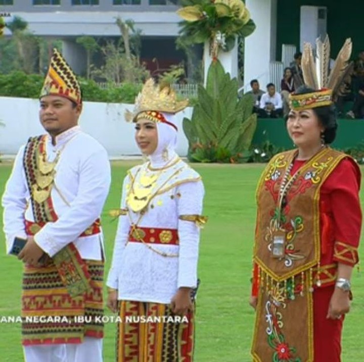 <p>Tamu undangan yang berkesempatan mendapatkan sepeda dengan busana adat terbaik adalah Donna Chandra Ginting, Muaiffah Yuliana, Abi Manyuarliandito, drg. Uswatun, Lilis Suryanni, Edi Sofyan, dan Kanafi. (Foto: YouTube Sekretariat Presiden)</p>