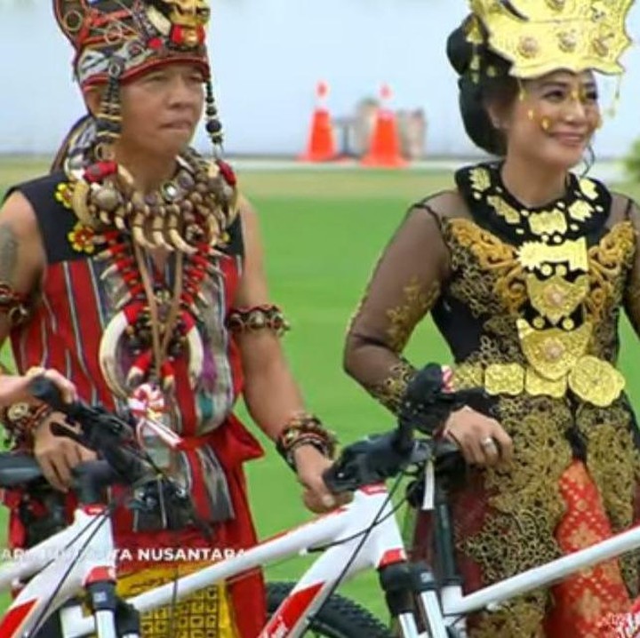 <p>Edi juga beruntung mendapatkan sepeda dari Presiden Joko Widodo karena menggunakan pakaian adat yang memadukan elemen dari Kalimantan Barat, Kalimantan Timur, dan Kalimantan Tengah. (Foto: YouTube Sekretariat Presiden)</p>