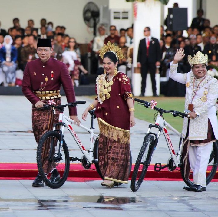<p>AHY dan sang istri mengenakan pakaian adat khas Bugis, Sulawesi Selatan, berwarna merah maroon. "Alasan saya dan Annisa memakai pakaian adat Bugis ini karena juga ingin menghormati masyarakat di sini, karena selain masyarakat Kalimantan, Dayak, Melayu, tapi banyak juga orang Bugis. Alhamdulillah pilihan pakaian ini membuat kami mendapatkan sepeda dari Presiden <em>@jokowi</em> , sebuah kejutan manis yang menutup rangkaian peringatan kemerdekaan kemarin," ujar AHY, dikutip dari laman <em>Instagram@agusyudhoyono.</em> (Foto: YouTube Sekretariat Presiden)</p>