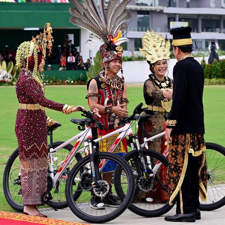 <p>Pada kesempatan itu, Edi Sofyan yang merupakan warga suku Dayak Benuaq asal Kalimantan Timur mengungkapkan perasaan bangganya. "Bangga, sangat bangga, karena ini memang momen pertama dan kita masyarakat biasa diundang ke sini," ungkapnya, dikutip dari laman resmi <em>Sekretariat Kabinet Republik Indonesia</em>. (Foto: Sekretariat Kabinet Republik Indonesia)</p>