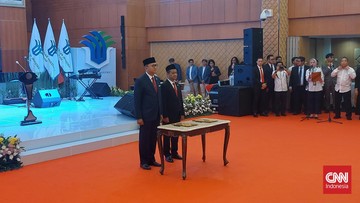 Bahlil Berurai Air Mata Saat Serahkan Kursi Menteri Investasi ke Rosan