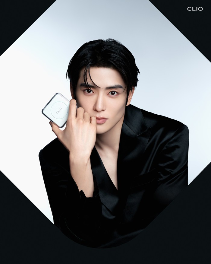 Selain itu, tidak sedikit pula penggemar yang berpendapat bahwa CLIO sangat cocok dengan vibes yang idol K-Pop berusia 27 tahun tersebut miliki, membuat penyanyi Korea ini menjadi pilihan yang tepat untuk mewakili brand mereka. / Foto: x.com/official_CLIO