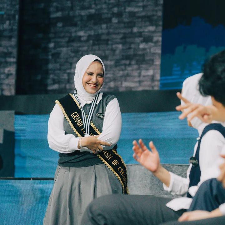 <p>Di tahun 2023, Shakira juga berhasil meraih juara ketiga sebagai Mahasiswa Berprestasi Nasional. Perempuan yang memiliki IPK 3,82 ini diketahui telah menulis setidaknya 13 publikasi ilmiah terindeks scopus. (Foto: Instagram @shakiraamirah)</p>