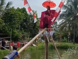 Panjat Pinang Tak Biasa Hadiahnya Janda