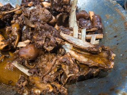 Mantap! Tengkleng Kepala Kambing di Lumajang Ini Bumbunya Meresap
