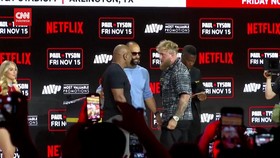 VIDEO: Detik-detik Mike Tyson Dorong Jake Paul saat Faceoff