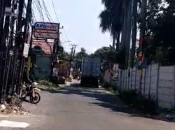 Truk Kontainer Nyangkut di Jembatan Tapos Dievakuasi, Jalan Mundur ke Tol