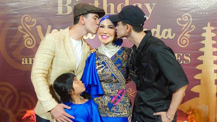 Venna Melinda dan anak