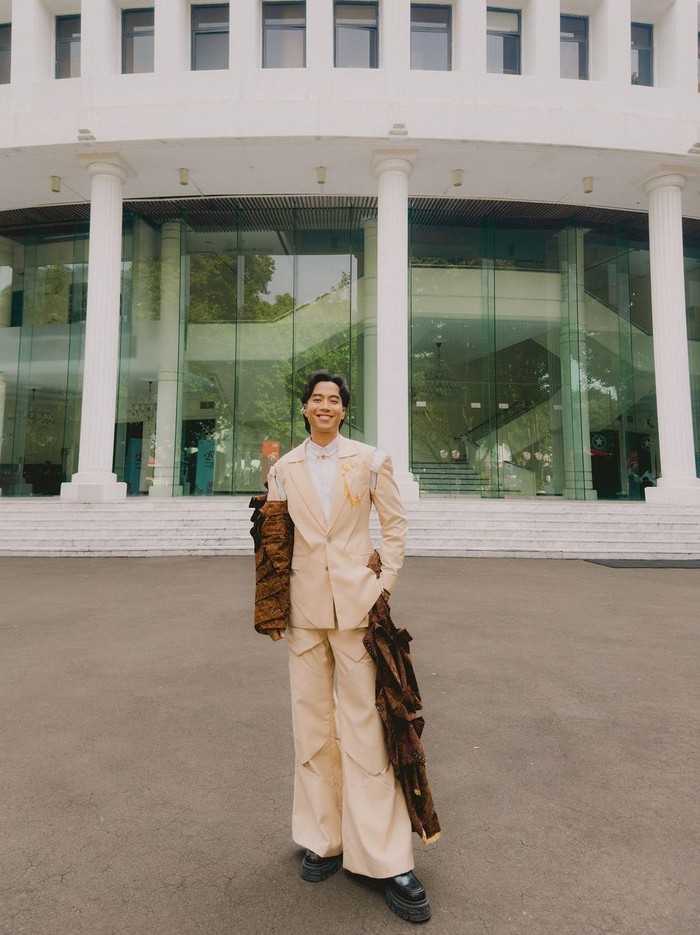 Vidi Aldiano turut serta mengisi acara saat upacara di Istana Negara, Beauties. Untuk penampilannya, busana khusus dirancang oleh RM Radinindra Nayaka Anilasuta. Mempertahankan ciri khas desainnya, setelan jas dekonstruksi yang terkombinasi batik tulis Sidomukti yang dibuat terinspirasi dari arsitektur IKN/ Foto: Instagram.com/vidialdiano