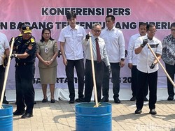 Lagi! Zulhas dan Satgas Impor Musnahkan Miras-HP Rp 20 M