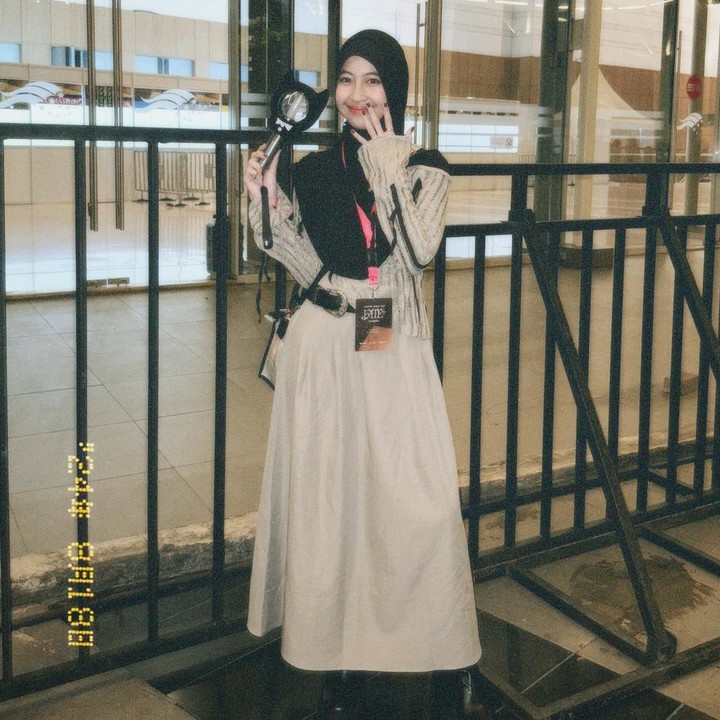 <p>Pada hari pertama, Adiba Khanza tampil memesona dengan <em>outfit</em> yang merupakan perpaduan <em>blouse</em> dan <em>A-line skirt</em> berwarna cokelat muda. Ia tak lupa membawa <em>lightstick</em> miliknya untuk menonton konser. (Foto: Instagram @adiba.knza)</p>