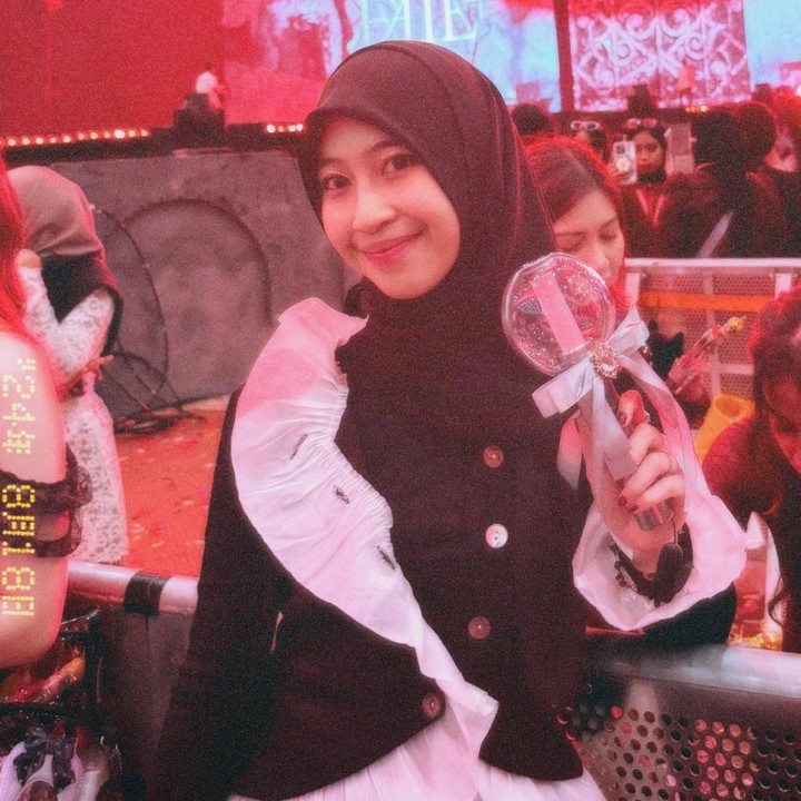 <p>Adiba juga memakai <em>outfit</em> ala K-Pop yang tak kalah cantik pada hari kedua konser. Ia mengenakan kemeja hitam yang dihiasi oleh aksen <em>ruffle</em> warna putih. (Foto: Instagram @adiba.knza)</p>