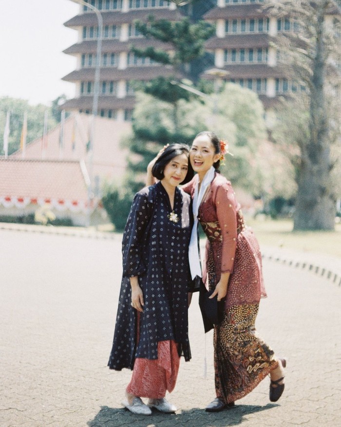Agar tidak monoton, Rania menambahkan hiasan kepala berupa bunga. Untuk sepatunya, Rania memakai flat shoes dari Morrs. (Rania Yamin/Foto: instagram.com/raniaayamin)