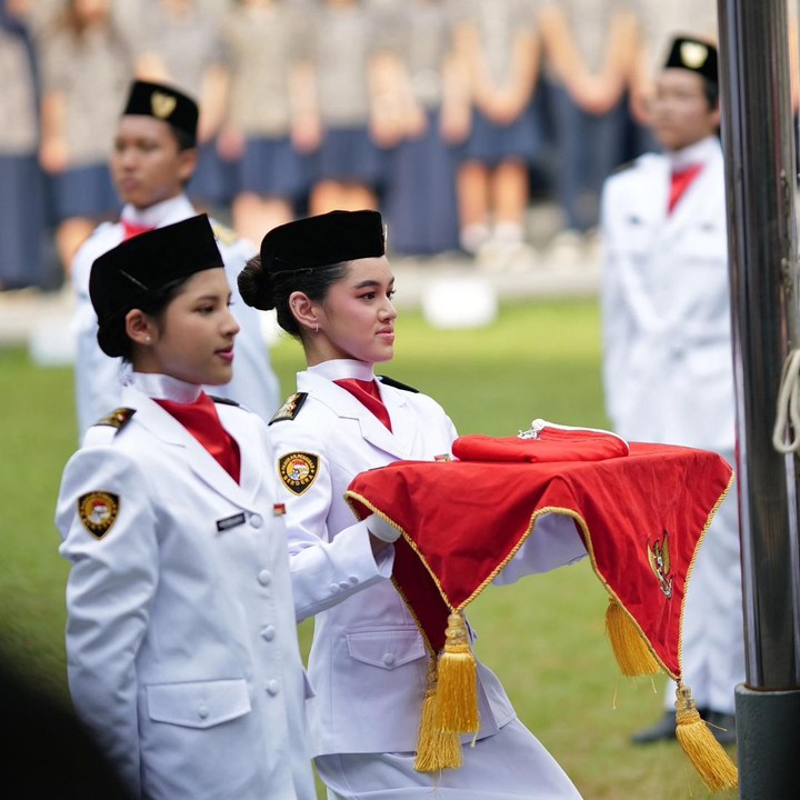 <p>Sementara itu, Shaista mendapat kehormatan untuk membawa bendera RI. Ia tampak tersenyum saat berjalan membawa Sang Saka Merah Putih untuk dikibarkan. (Foto: Instagram @rio.stokhorst @eischulz)</p>