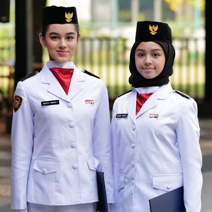 <p>"Tak terasa menggenang mata ini melihat kalian hari ini @sh4ista dan @shanika.stokhorst. Haru dan bangga sekali kalian ikut dalam barisan petugas upacara pengibar bendera di @globalsevillapulomas. Dirgahayu Indonesia," tulisnya di unggahan foto tersebut. (Foto: Instagram @rio.stokhorst @eischulz)</p>